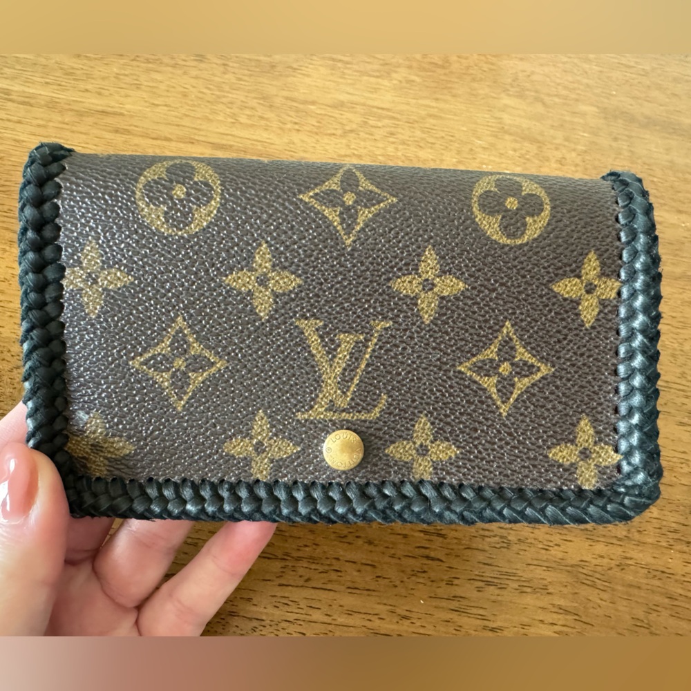 LOUIS VUITTON
Monogram Canvas Porte-Monnaie Tresor Wallet